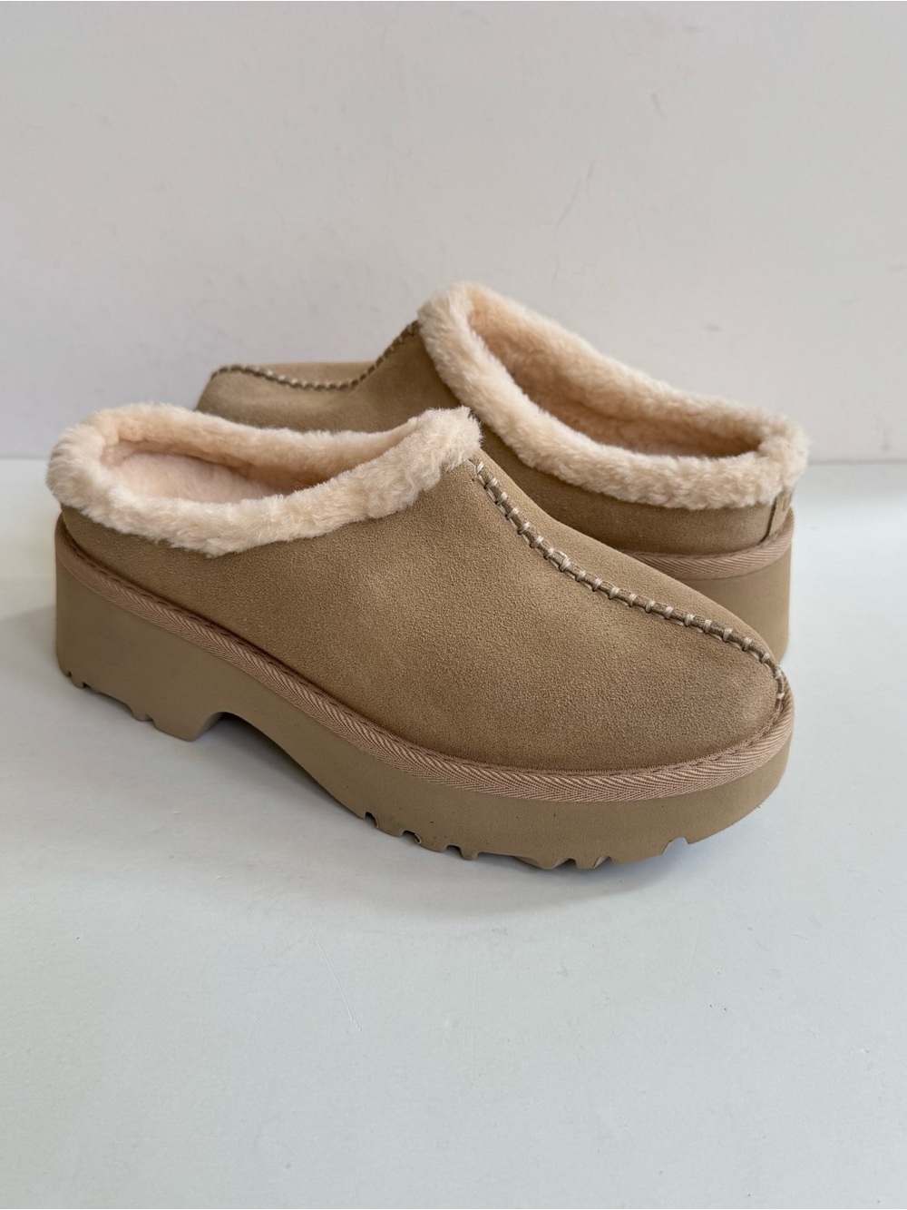 UGG NEW HEIGHTS COZY CLOG MUSTARD SEED SLIP ON PLATFORM SANDALS SZ 8